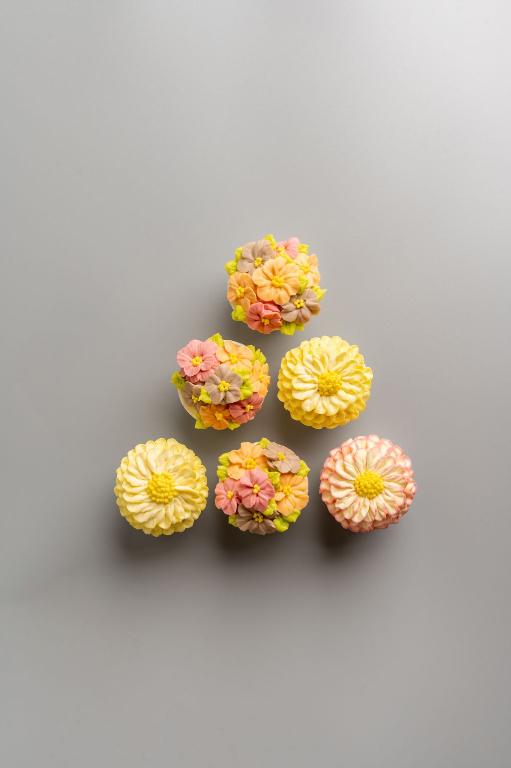 Handpiped_Cupcakes_Top_202507