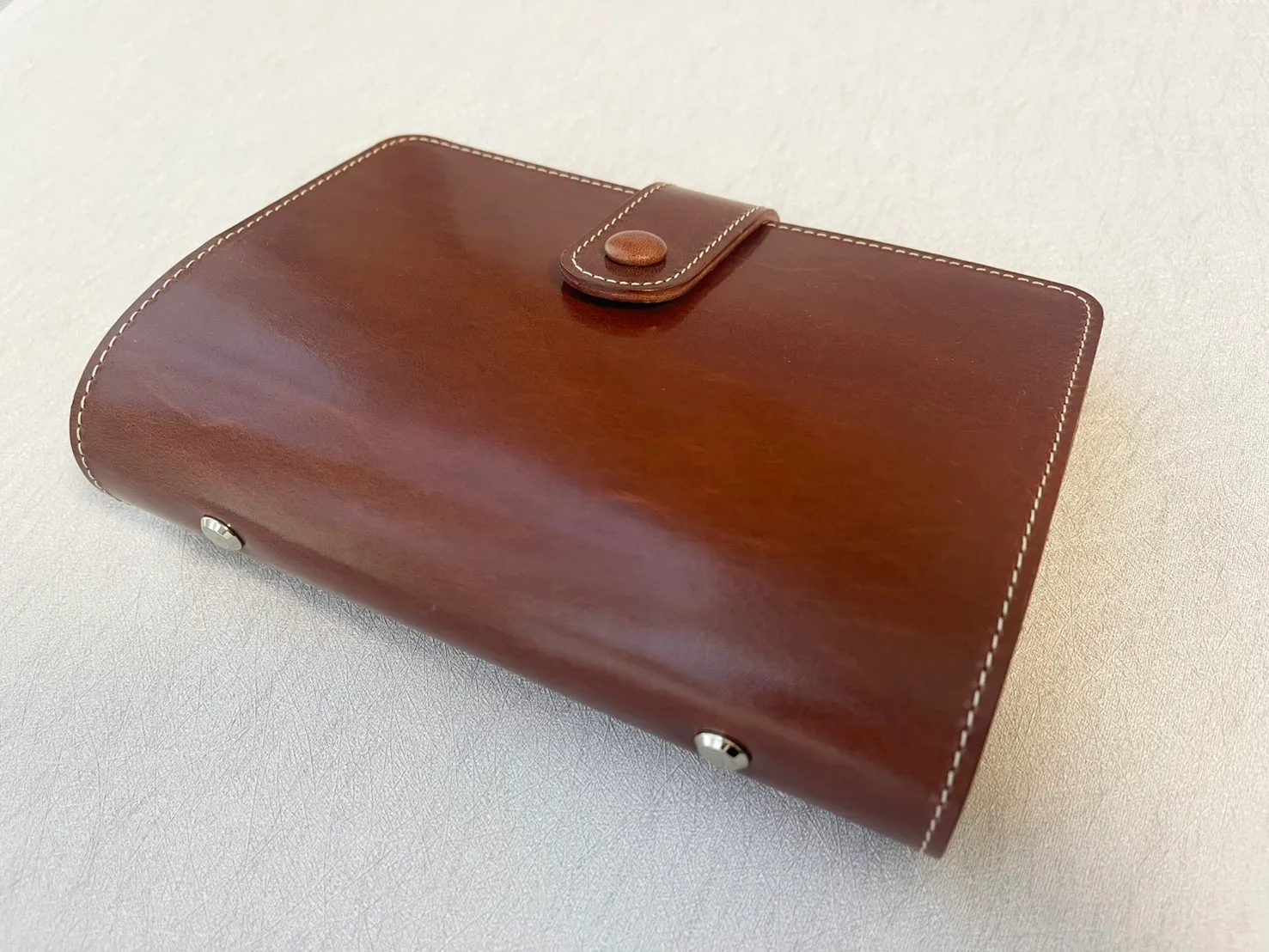 筆記本封面與釦式設計特寫