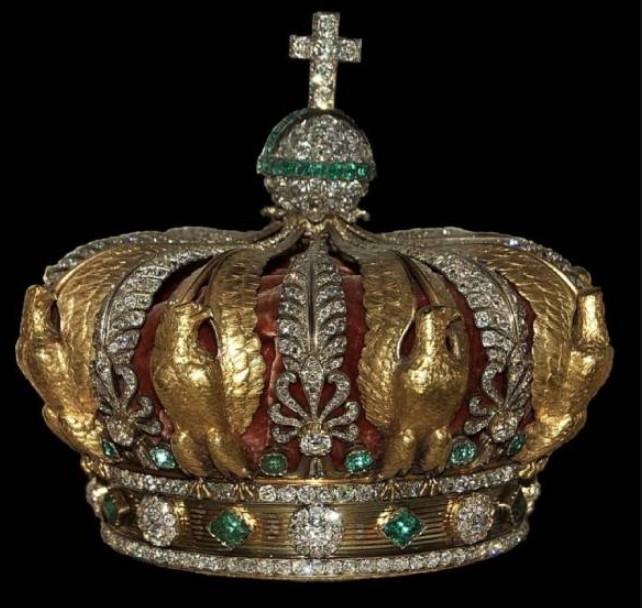 Louvre reopens after daring jewelry heist