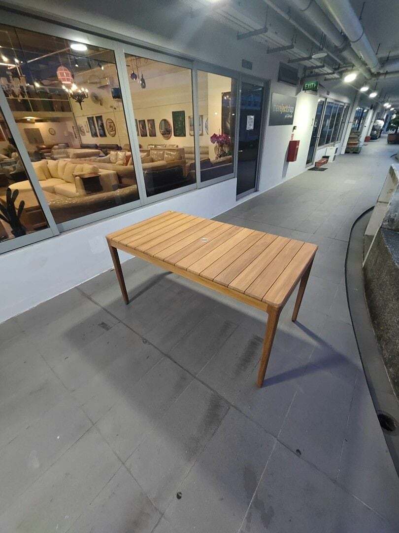 mujeres_outdoor_dining_table_1_1774695653_24ac3822_progressive