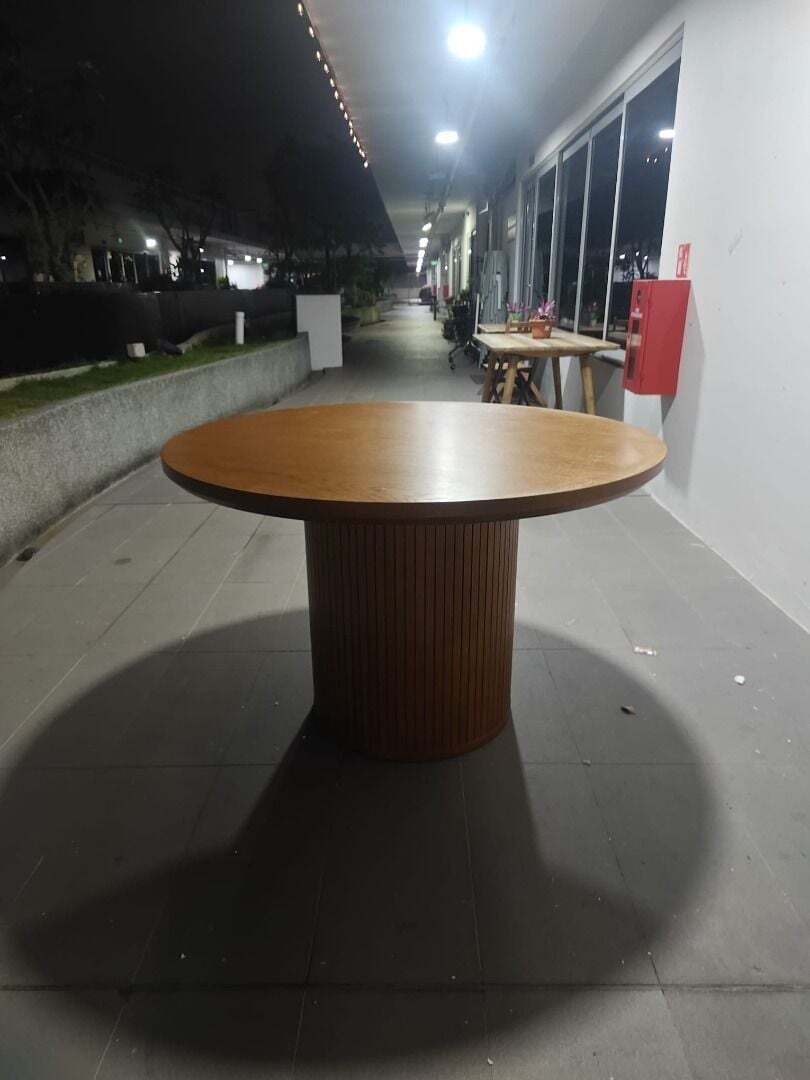 zollins_round_dining_table_1773220145_54ebf50d_progressive