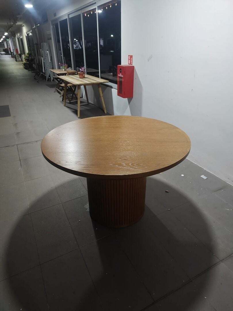 zollins_round_dining_table_1773220145_021b24b5_progressive