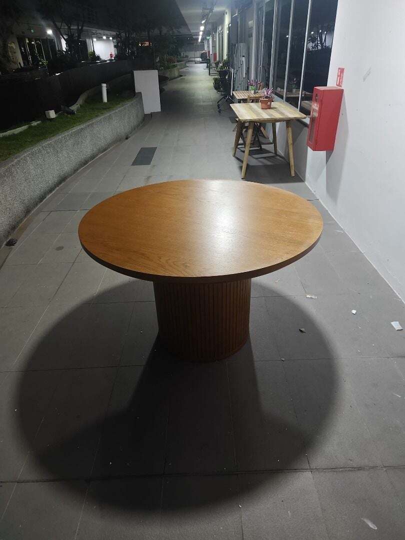zollins_round_dining_table_1773220145_3730c8be_progressive