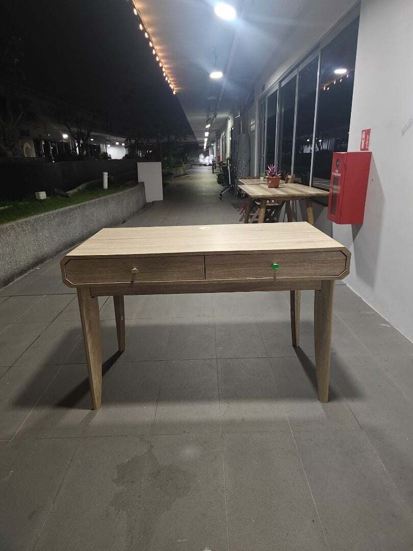 argentea_study_desk_1774187548_e189e837_progressive