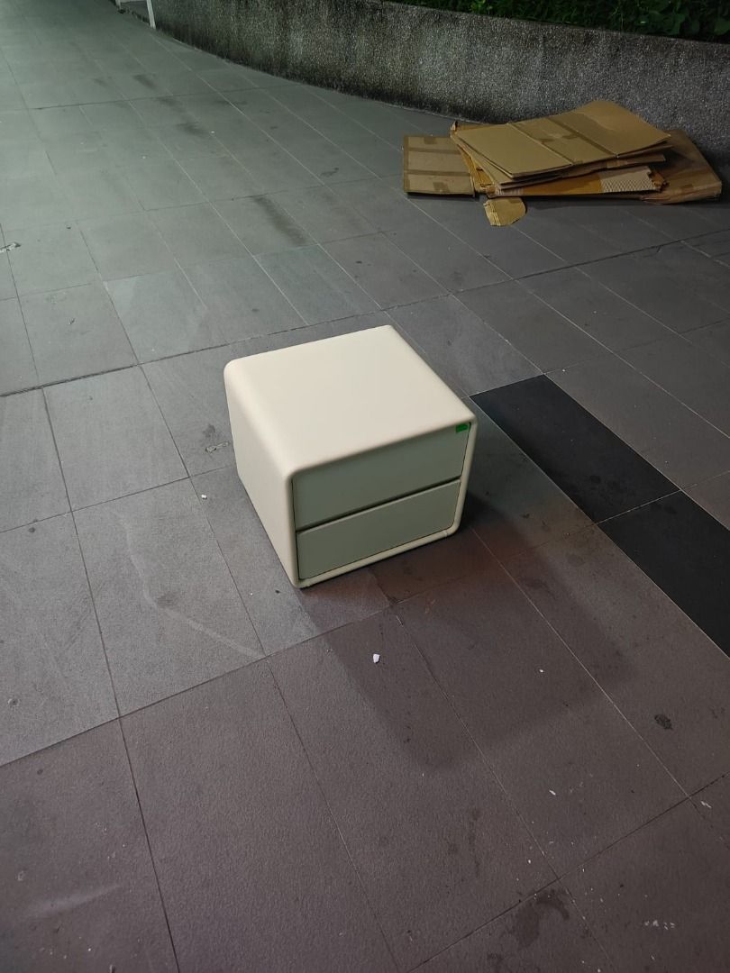 sakamaki_bedside_table_1755419535_1e57a479_progressive (1)