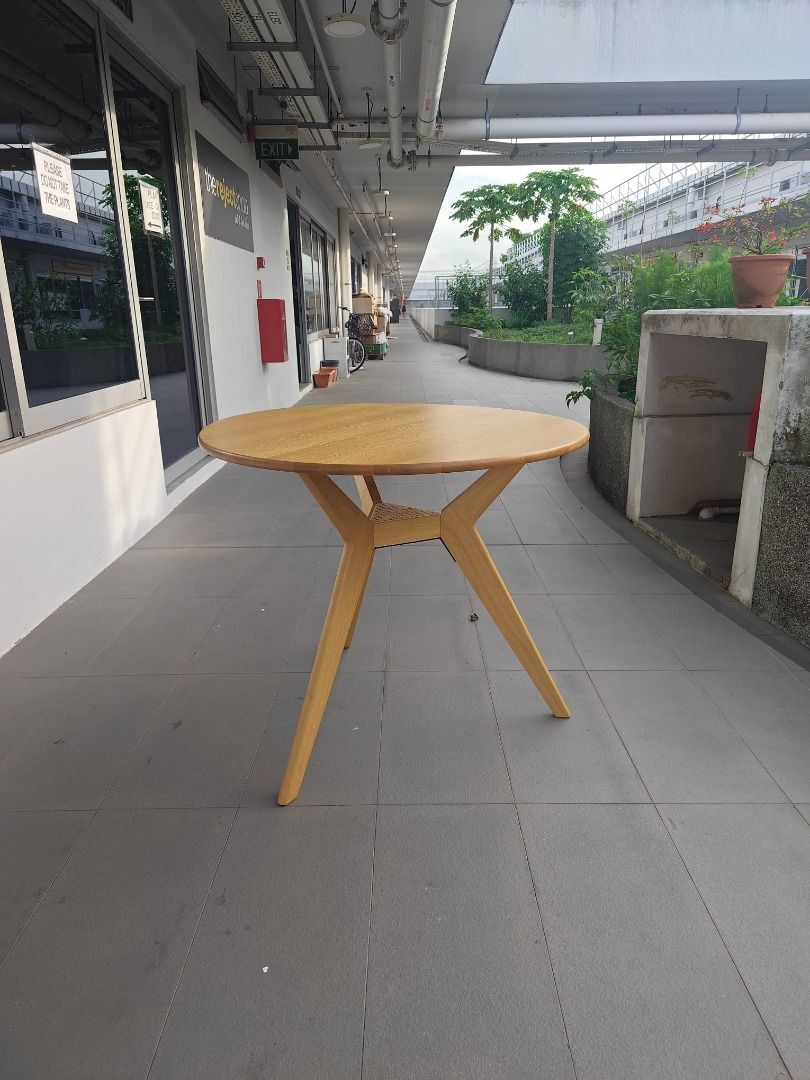 kuta_round_dining_table_in_whi_1781167146_04c90836_progressive