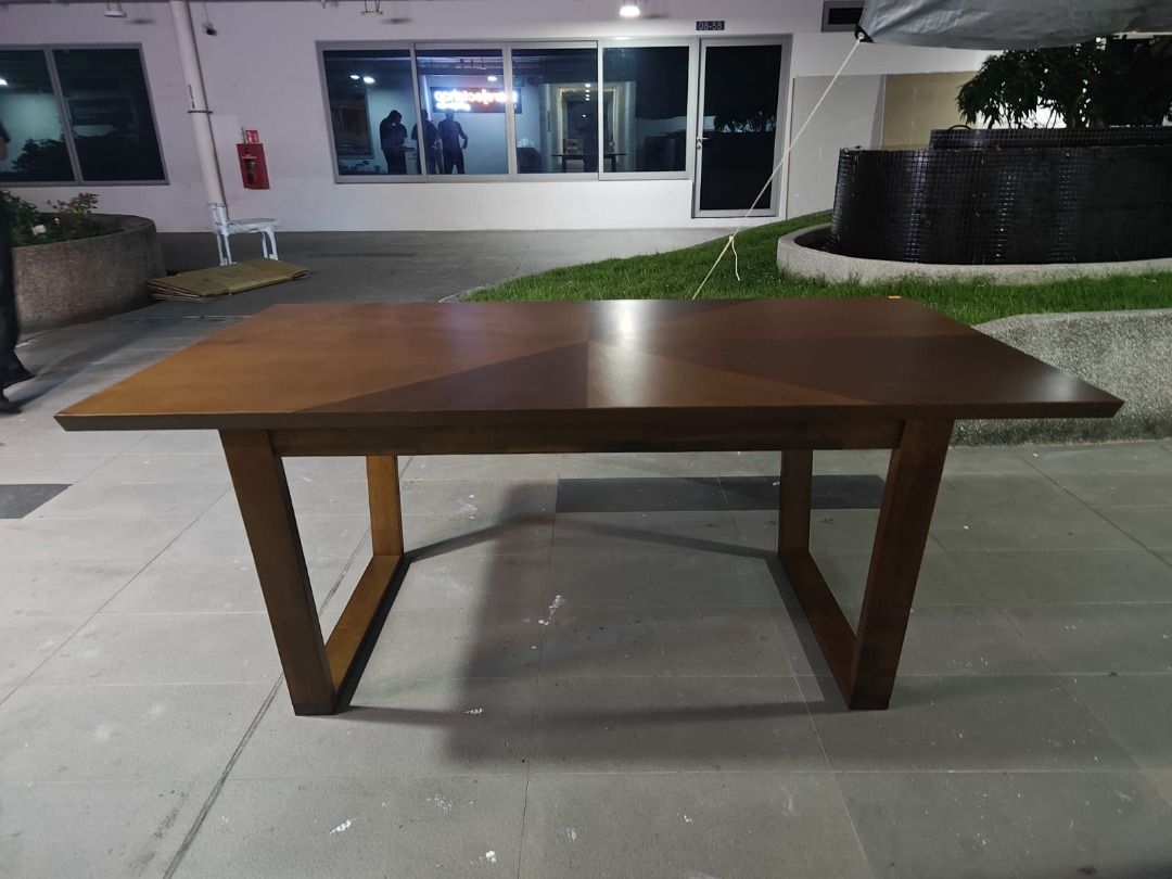 magallan_regular_dining_table__1786080032_3840df74_progressive