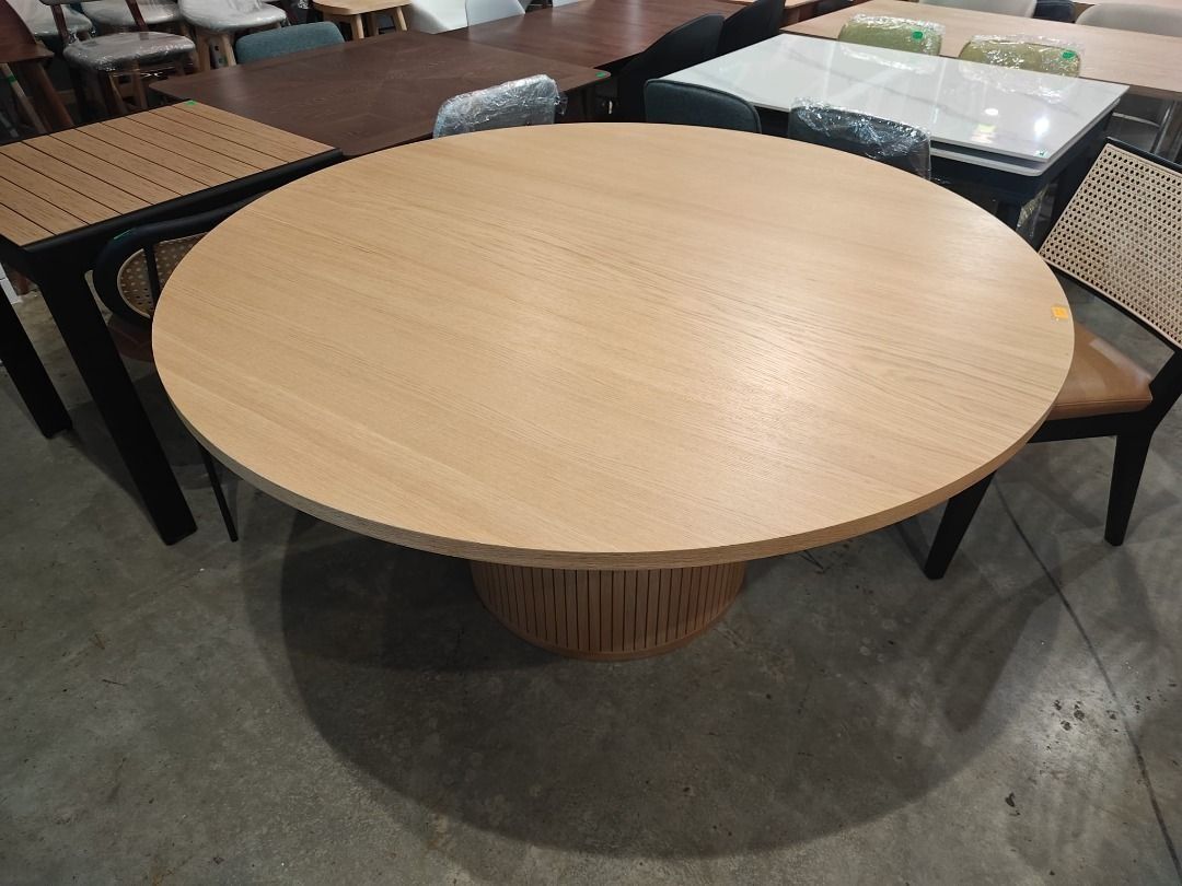 zollins_round_dining_table_1789128578_ca954bde_progressive