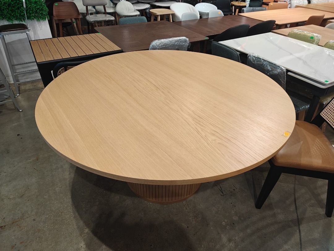 zollins_round_dining_table_1789128578_bedef0cc_progressive