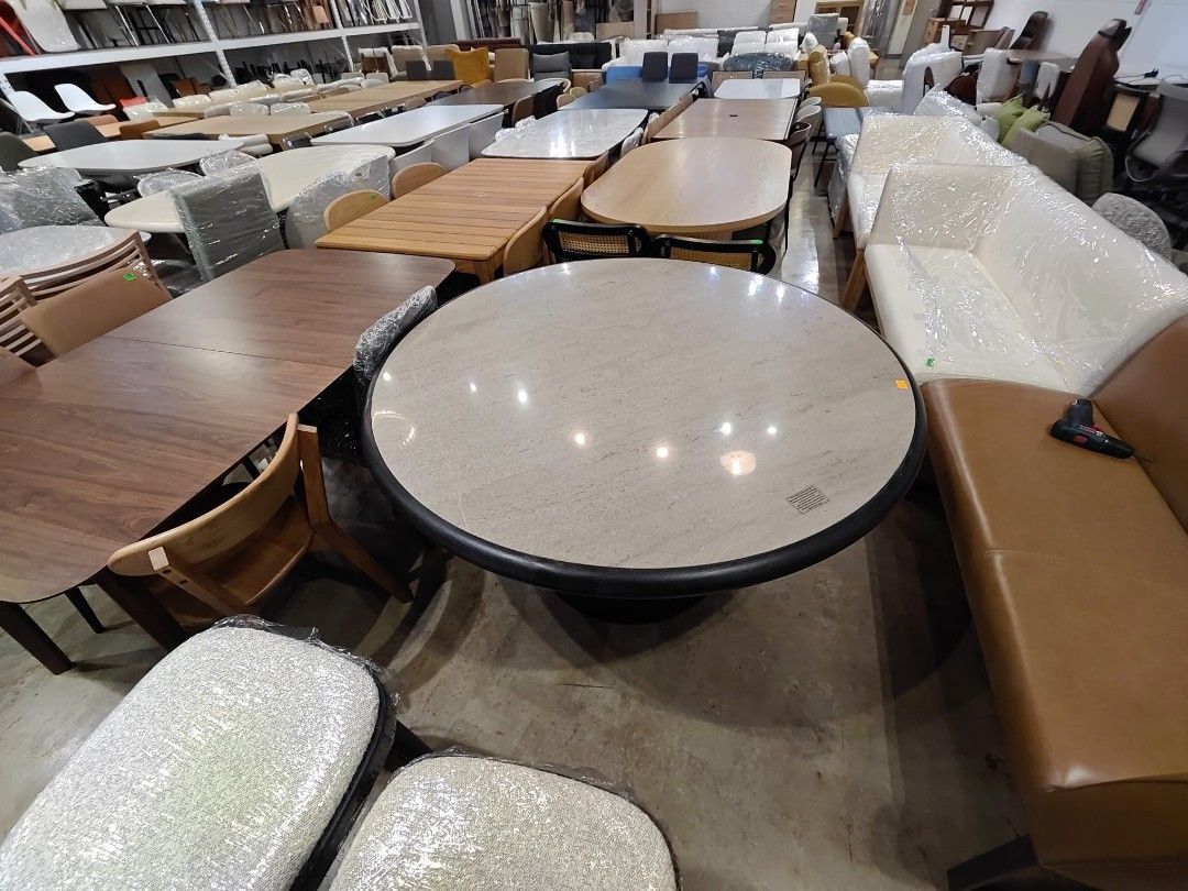 blackstock_round_dining_table__1788523307_6cf44471_progressive