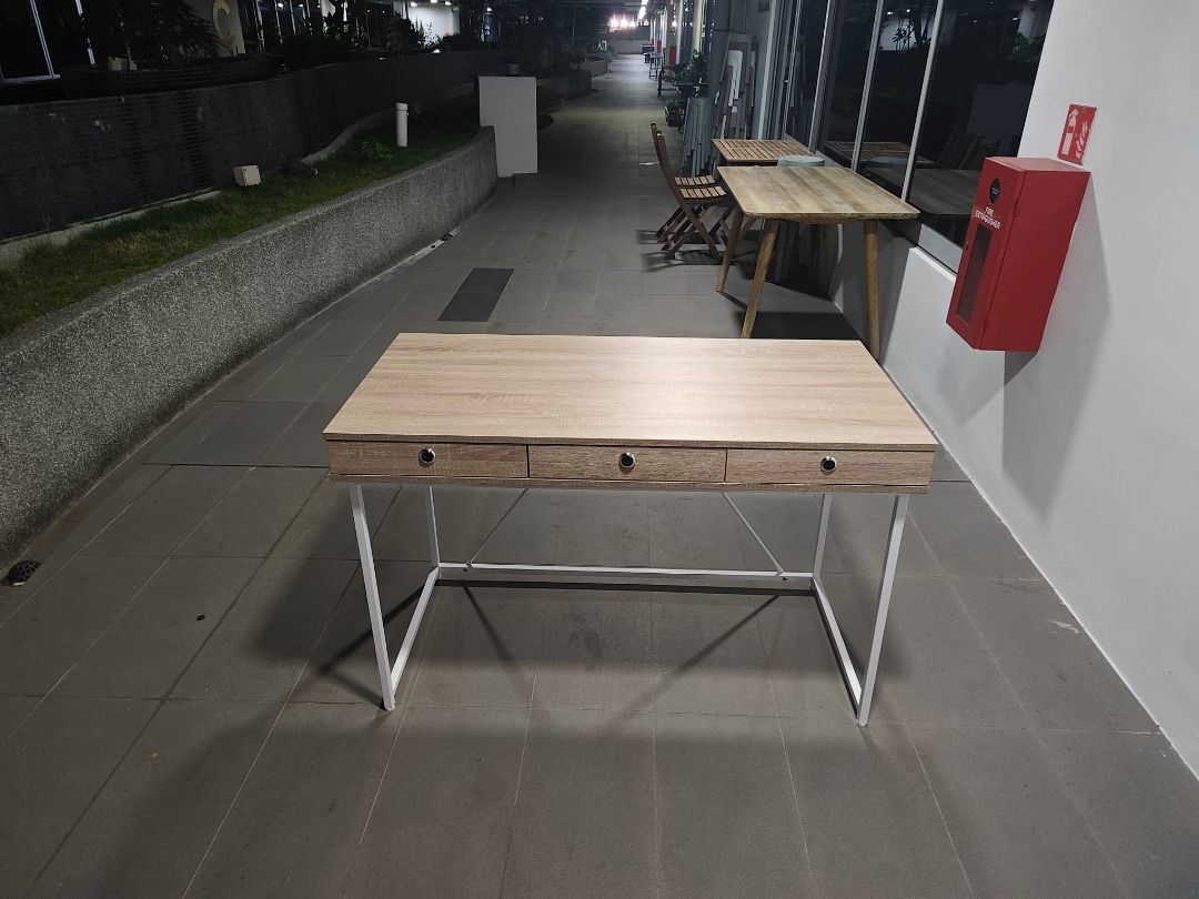 vali_computer_desk_1787988213_a4273e5e_progressive