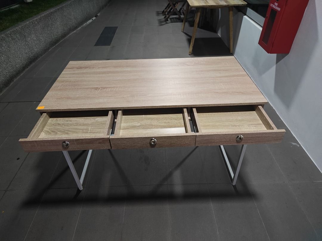 vali_computer_desk_1787988213_057216b5_progressive