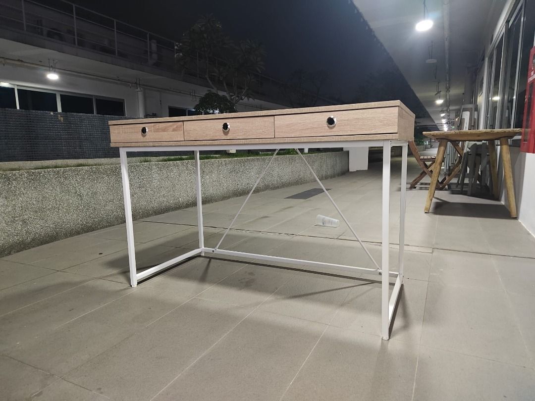 vali_computer_desk_1787988213_46a209a2_progressive