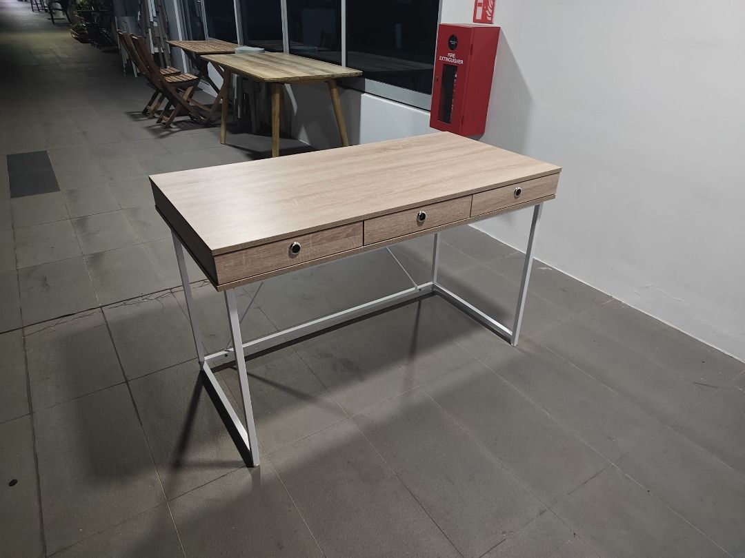 vali_computer_desk_1787988213_fac97139_progressive