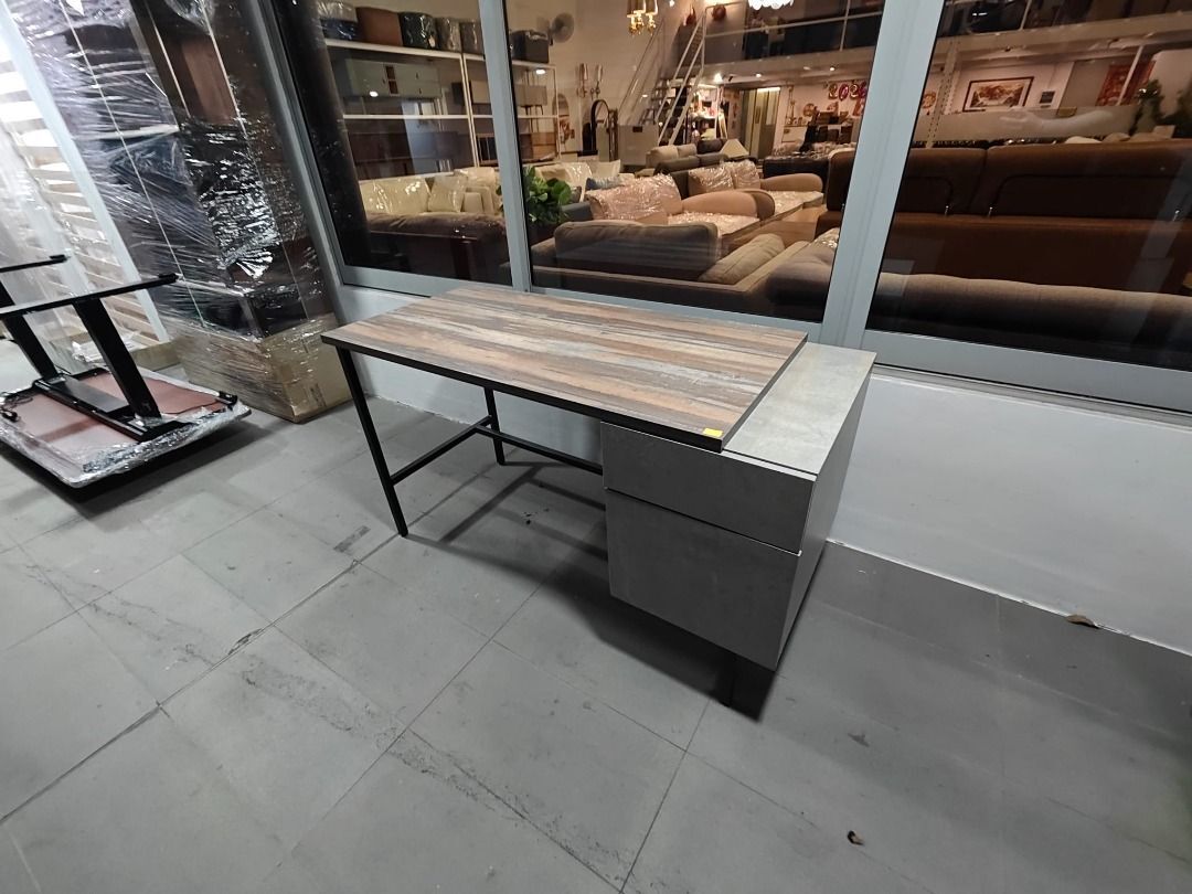 konkrete_study_desk_1783496191_017e0af6_progressive