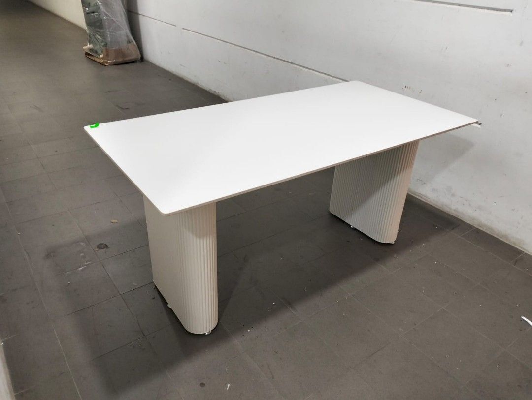banerjee_dining_table_1712757047_e56fd4f9_progressive