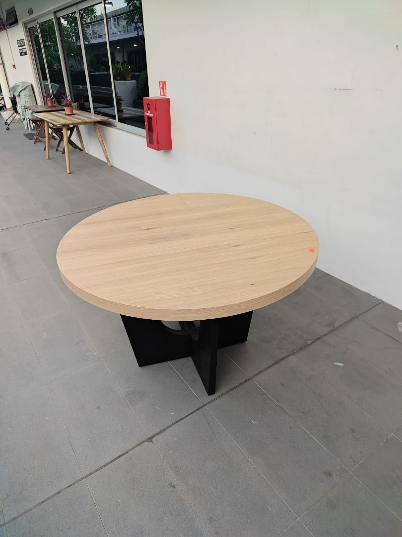 spielberg_round_dining_table_1751204660_5774c0ec_progressive