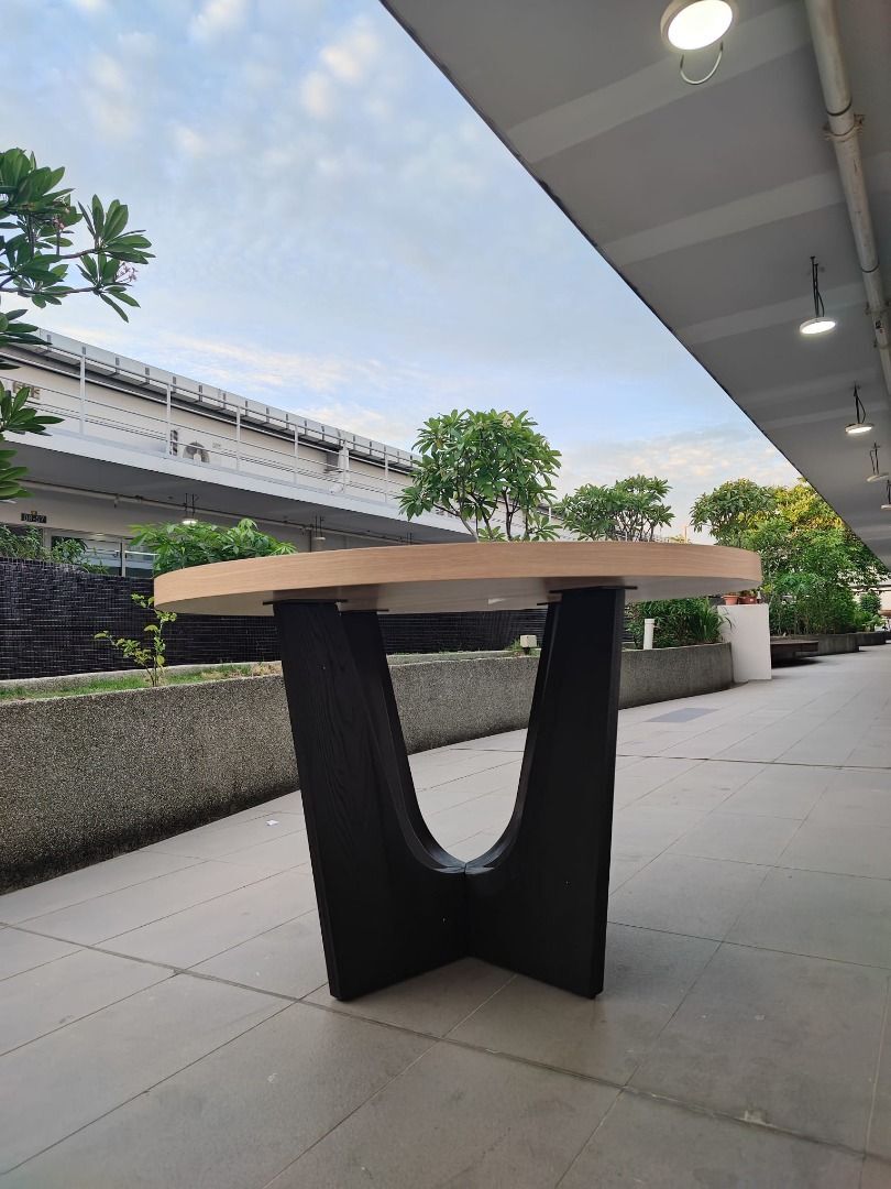 spielberg_round_dining_table_1751204660_dd2b7bc5_progressive