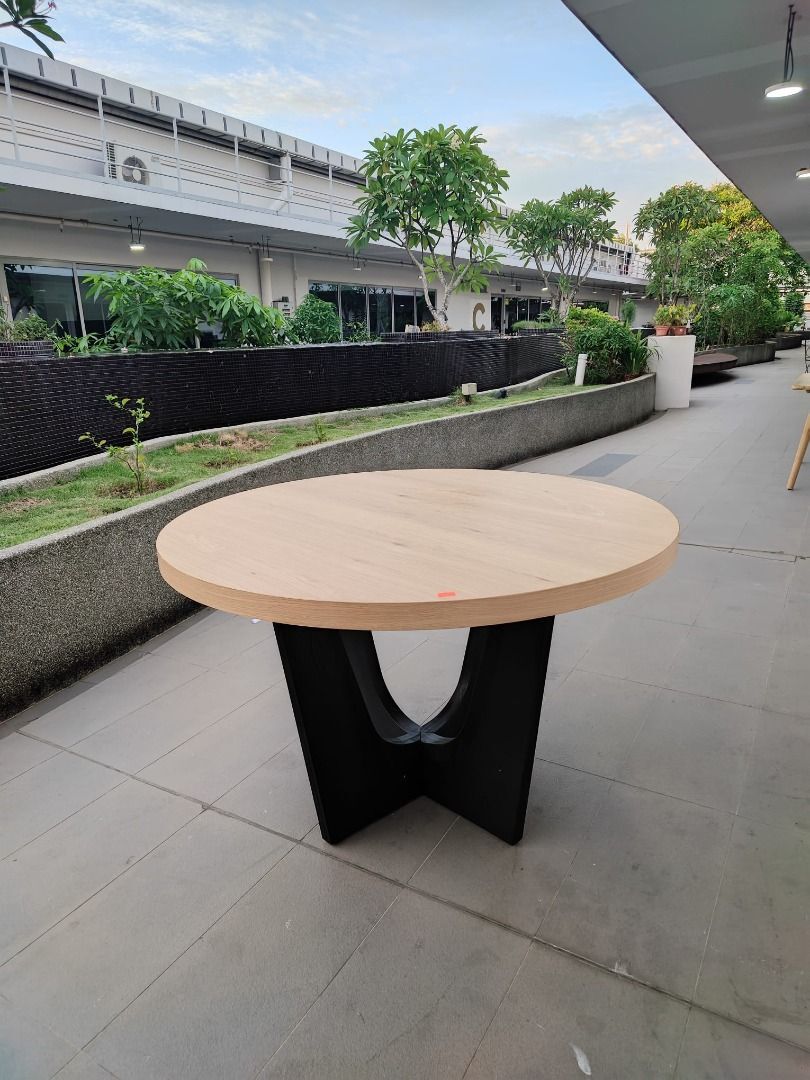 spielberg_round_dining_table_1751204660_54f1ea7d_progressive