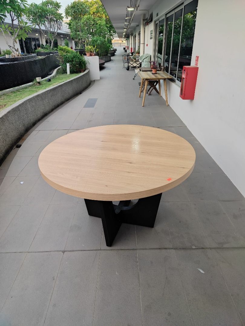 spielberg_round_dining_table_1751204660_1ecb06f6_progressive
