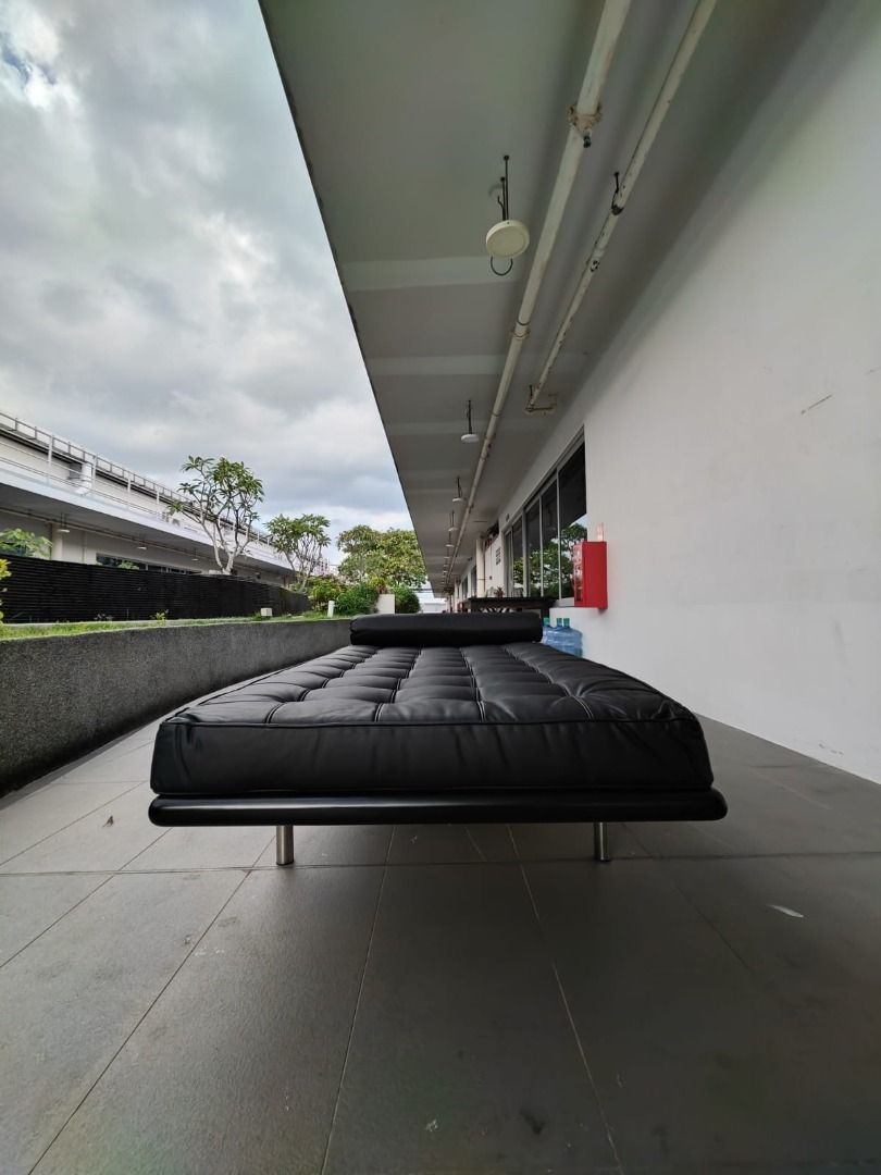 barcelona_day_bed_in_black_pu_1743947601_77e1bf49_progressive