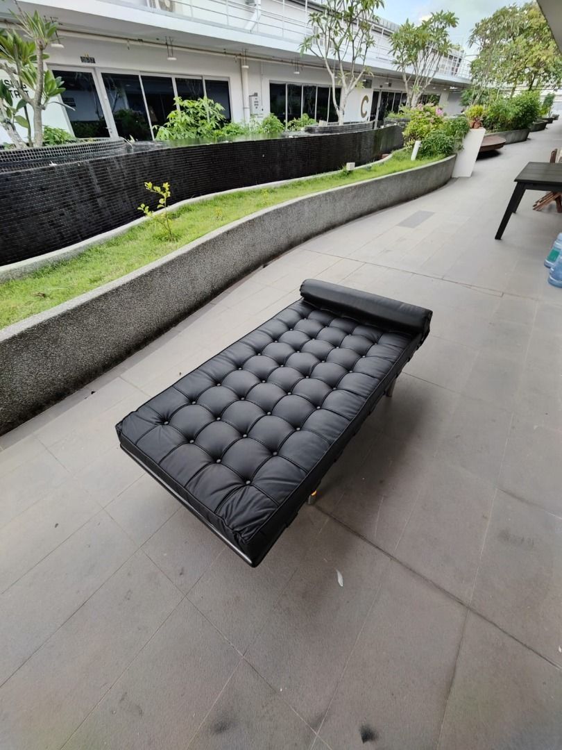 barcelona_day_bed_in_black_pu_1743947601_5cdfa40b_progressive