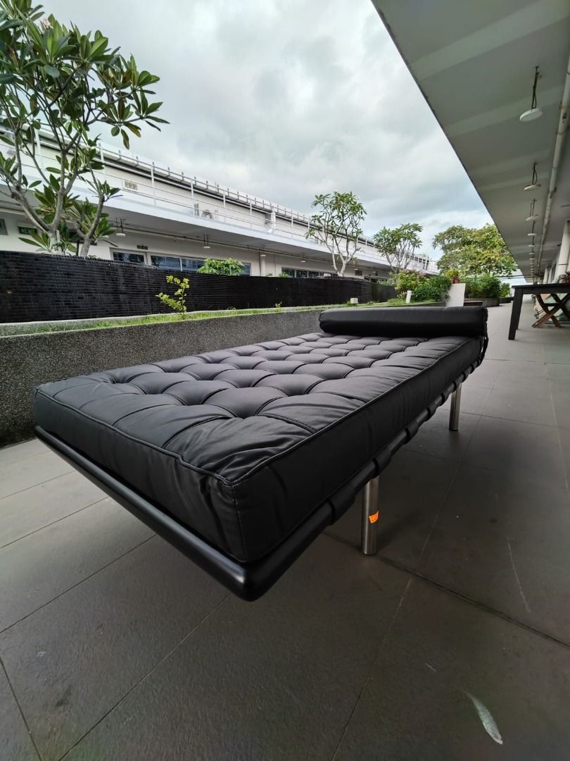 barcelona_day_bed_in_black_pu_1743947601_2b4eba7f_progressive