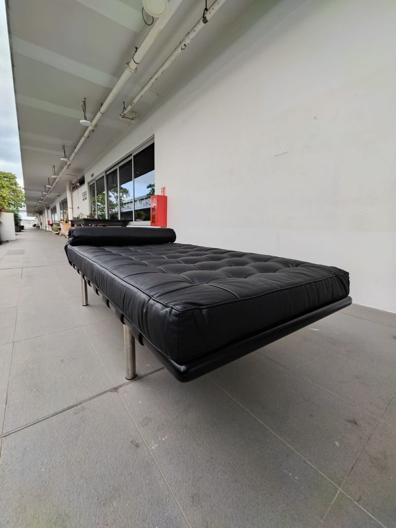 barcelona_day_bed_in_black_pu_1743947601_f0f15e2e_progressive