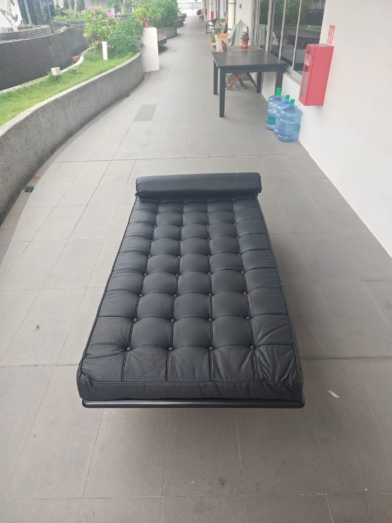 barcelona_day_bed_in_black_pu_1743947601_5dad6766_progressive