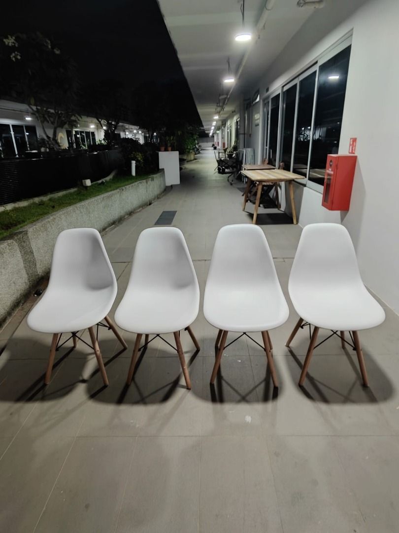 fire_sale__4_x_raz_eames_chair_1754808110_d3857e55_progressive