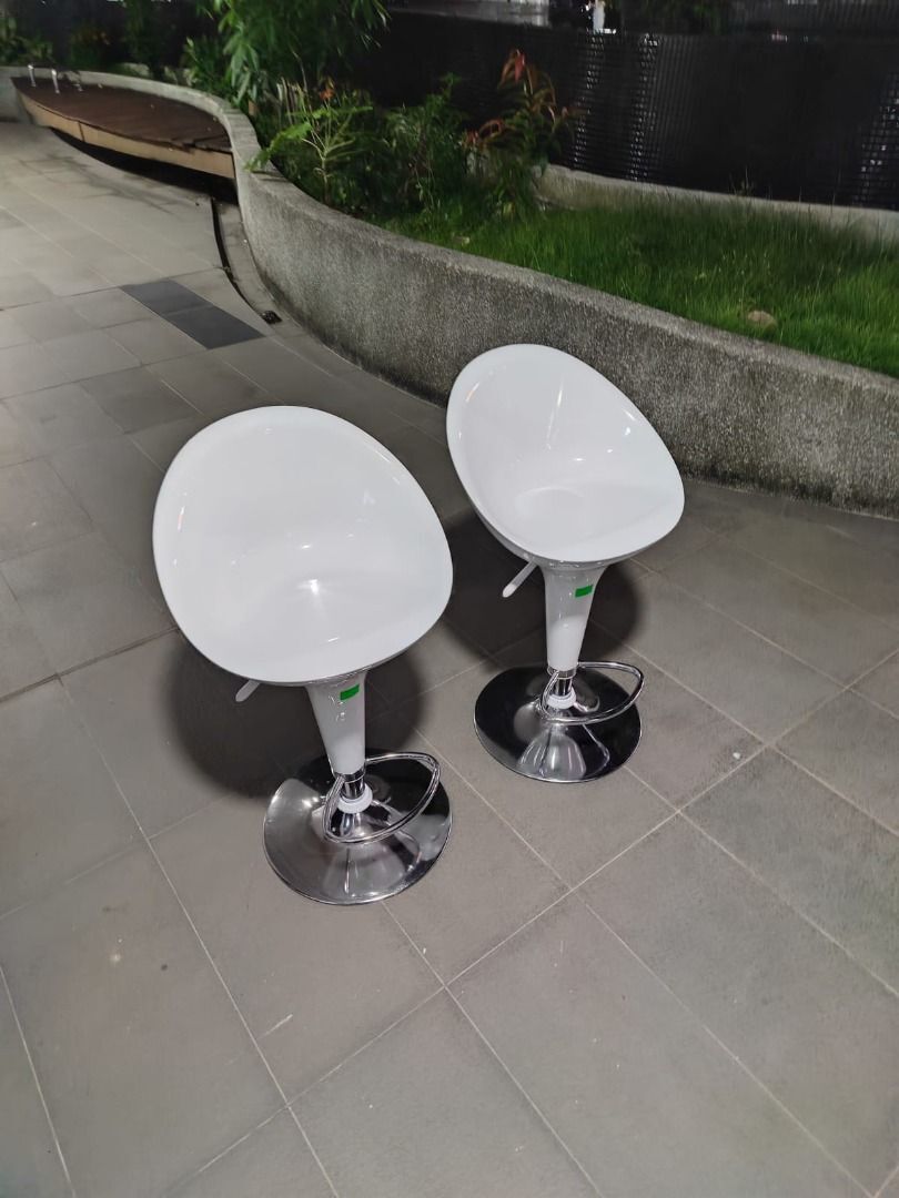 hektor_ii_bar_stools_in_white__1750829188_4f12df28_progressive
