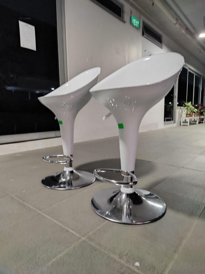 hektor_ii_bar_stools_in_white__1750829188_992df28e_progressive
