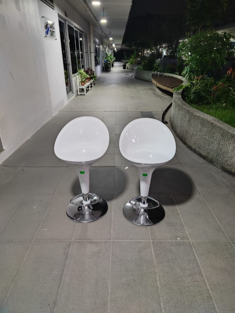 hektor_ii_bar_stools_in_white__1750829188_f52fa554_progressive