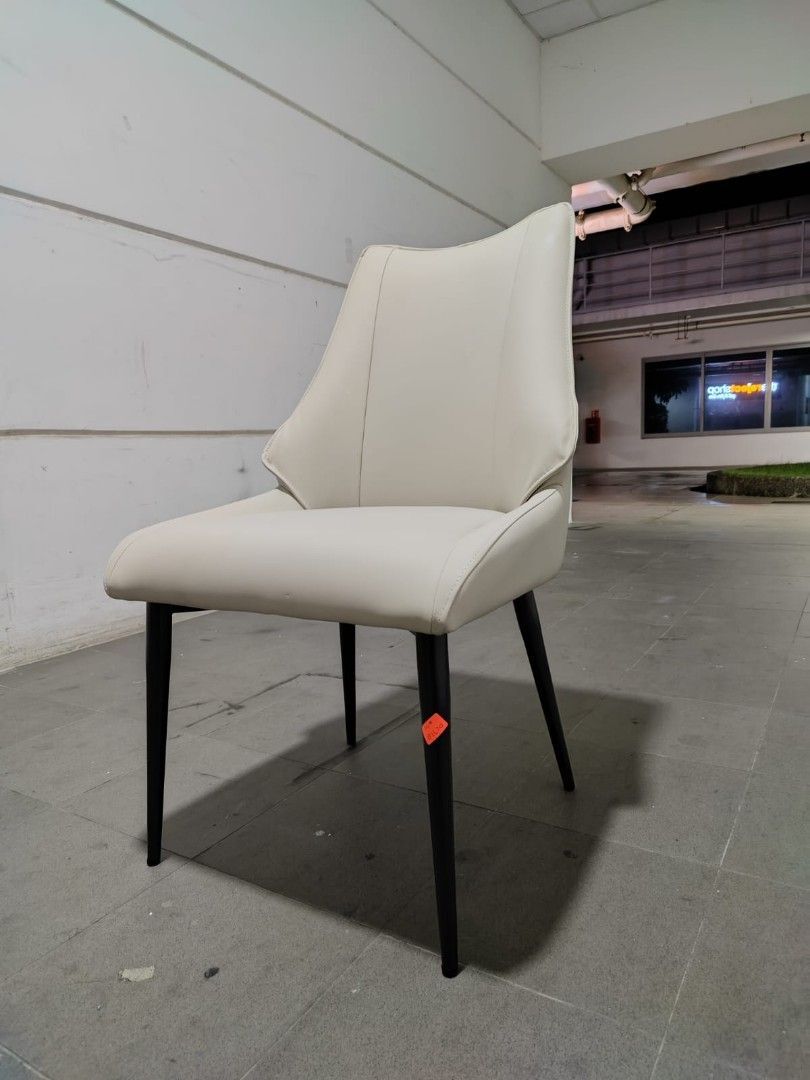 lindblad_chair_1748178730_19e61d38_progressive