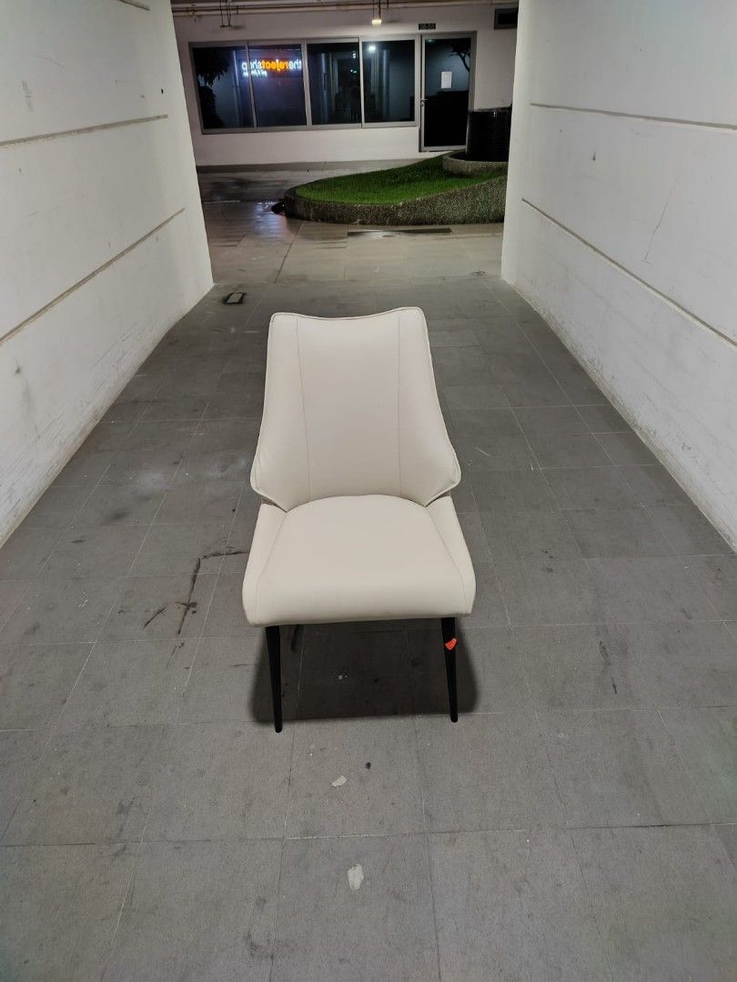 lindblad_chair_1748178730_433d3523_progressive