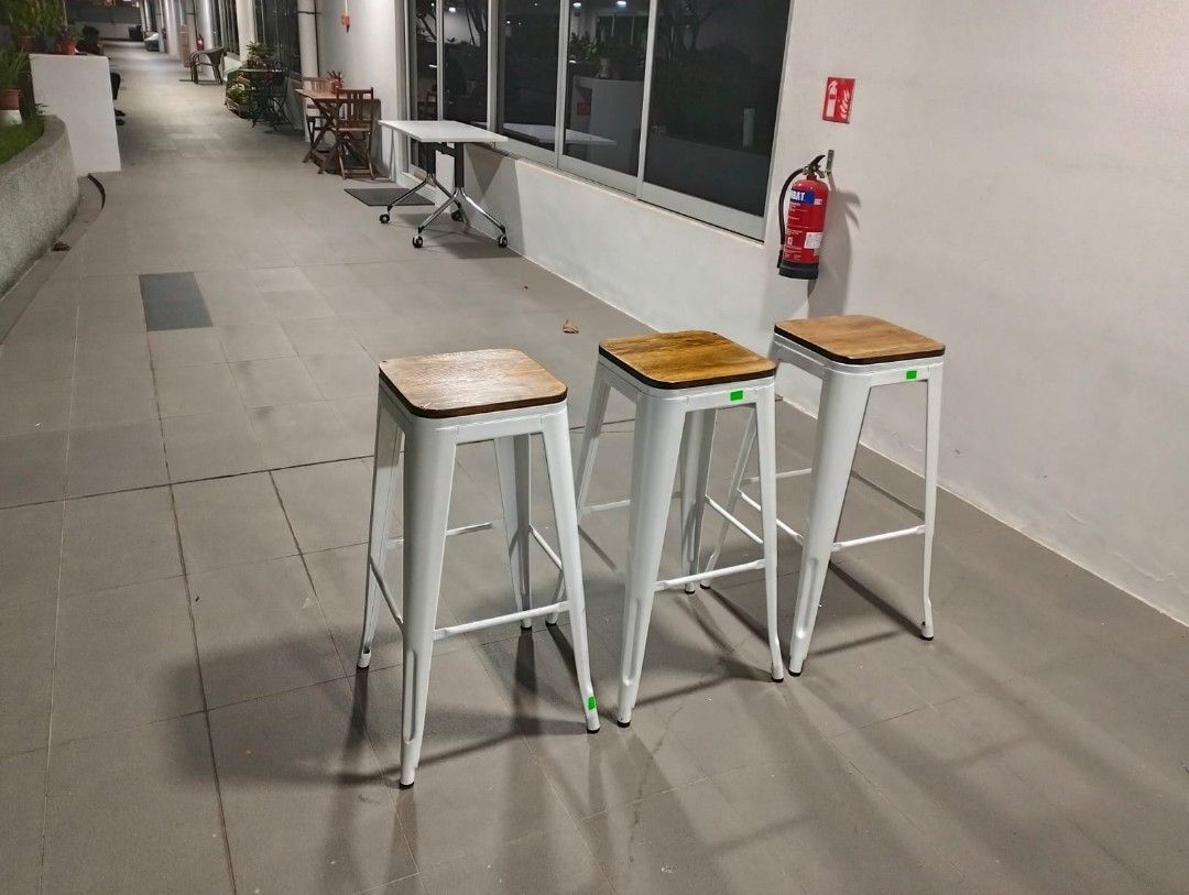 denver_retro_metal_bar_stools__1727013597_17cc48f1_progressive