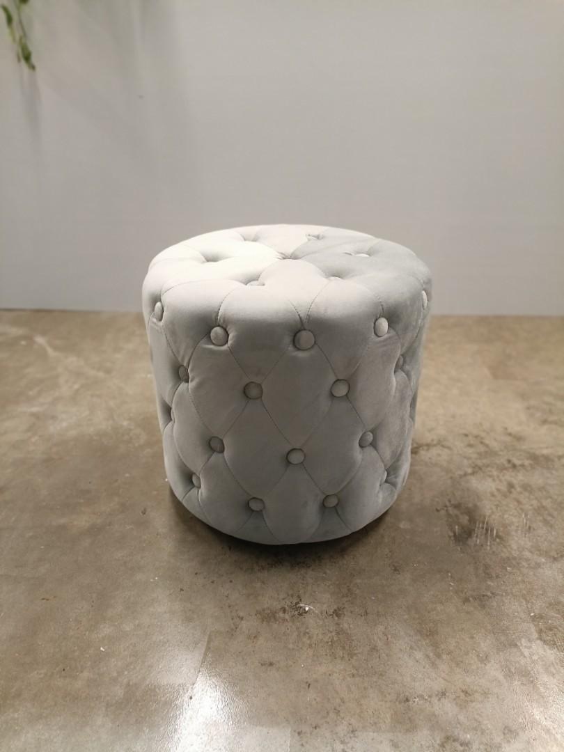 glitz_ii_small_round_ottoman_i_1649343019_6905b139_progressive