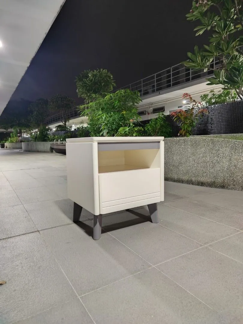 husai_bedside_table_1752919089_114e286a_progressive