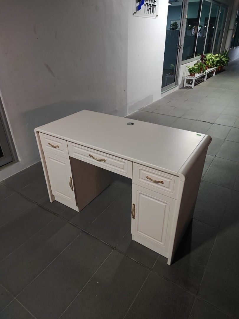 rutten_study_desk_1758901253_db136a8a_progressive