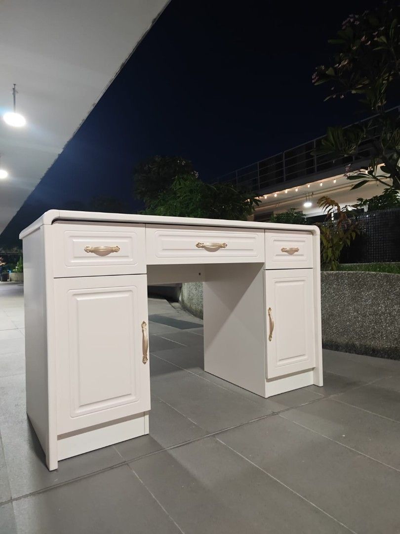 rutten_study_desk_1758901253_e0d21556_progressive