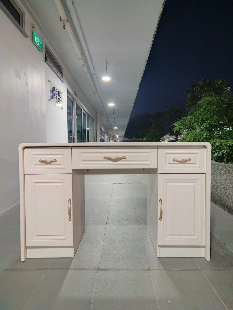 rutten_study_desk_1758901253_0ccd3a83_progressive