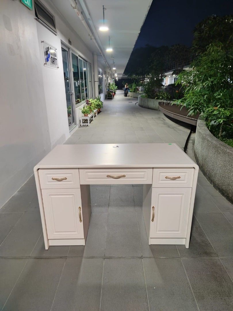 rutten_study_desk_1758901253_5cc06a6f_progressive