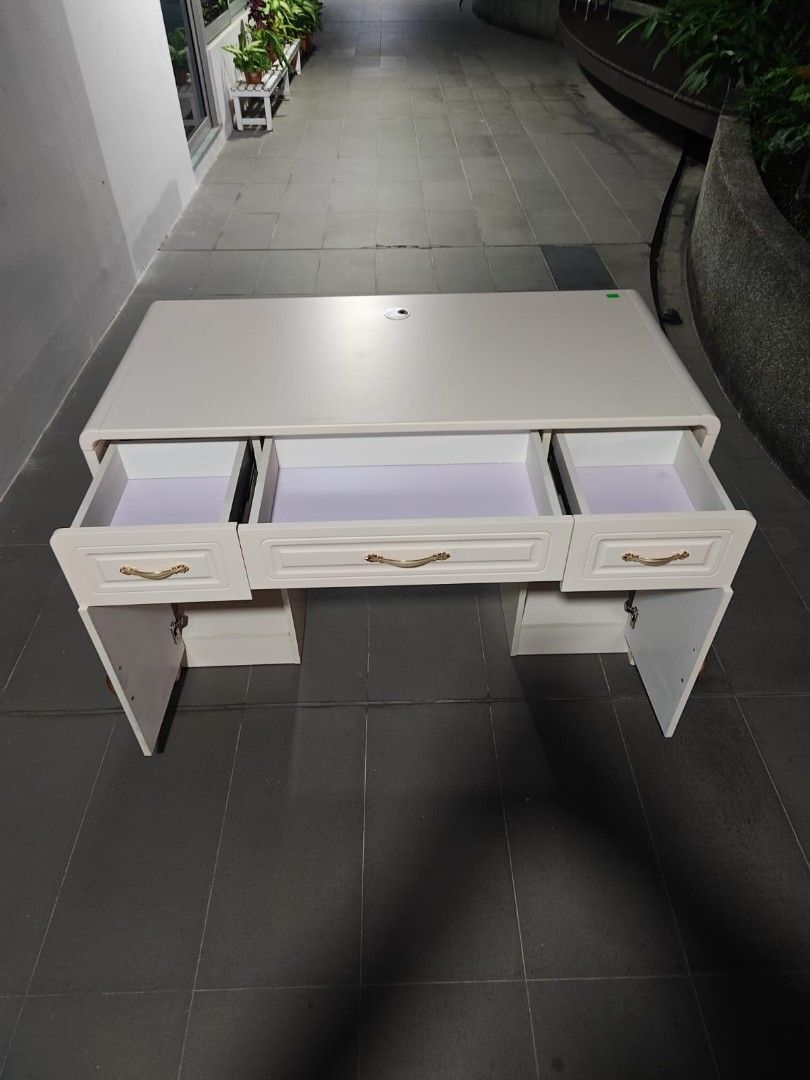 rutten_study_desk_1758901253_80f10a15_progressive