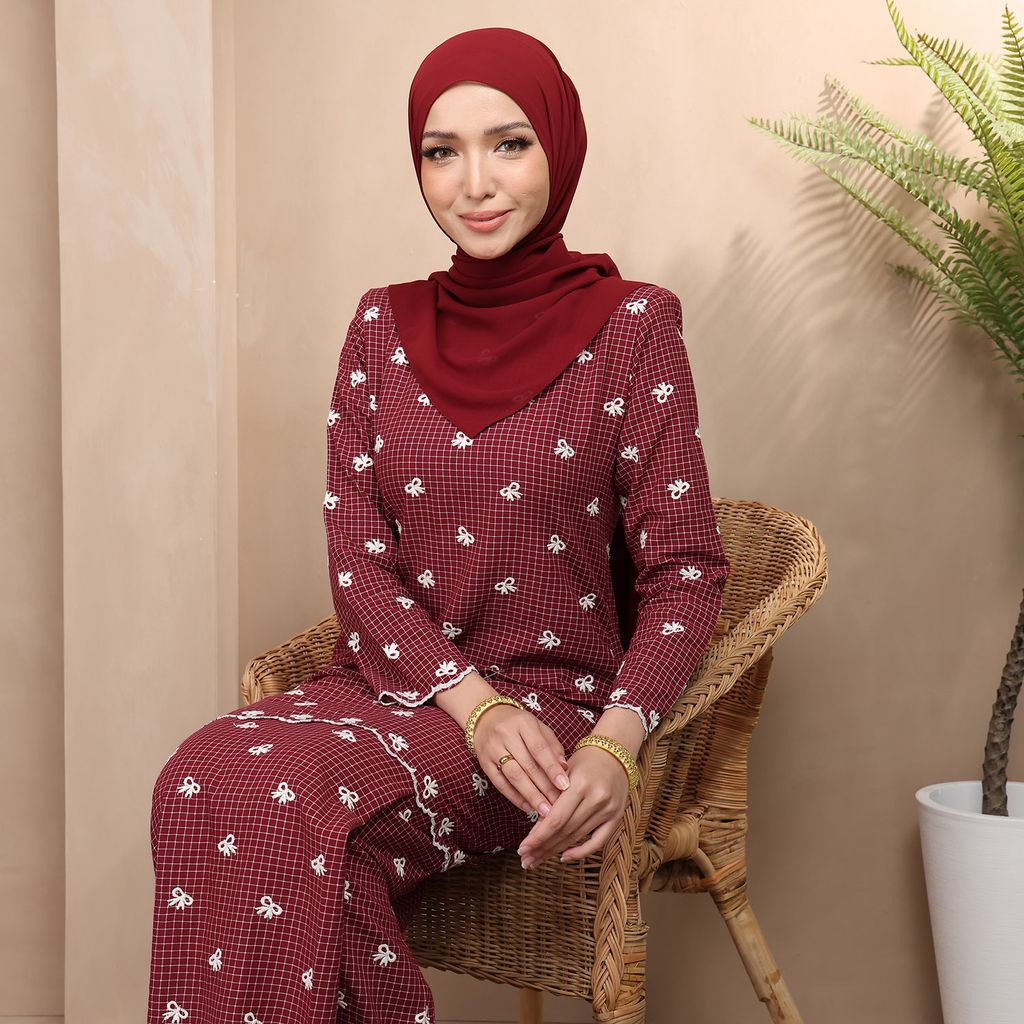 02 REBECCA MAROON 02