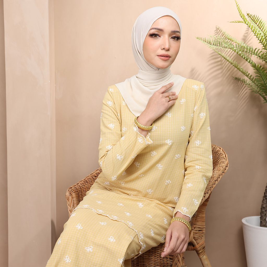 01 REBECCA SOFT YELLOW 02