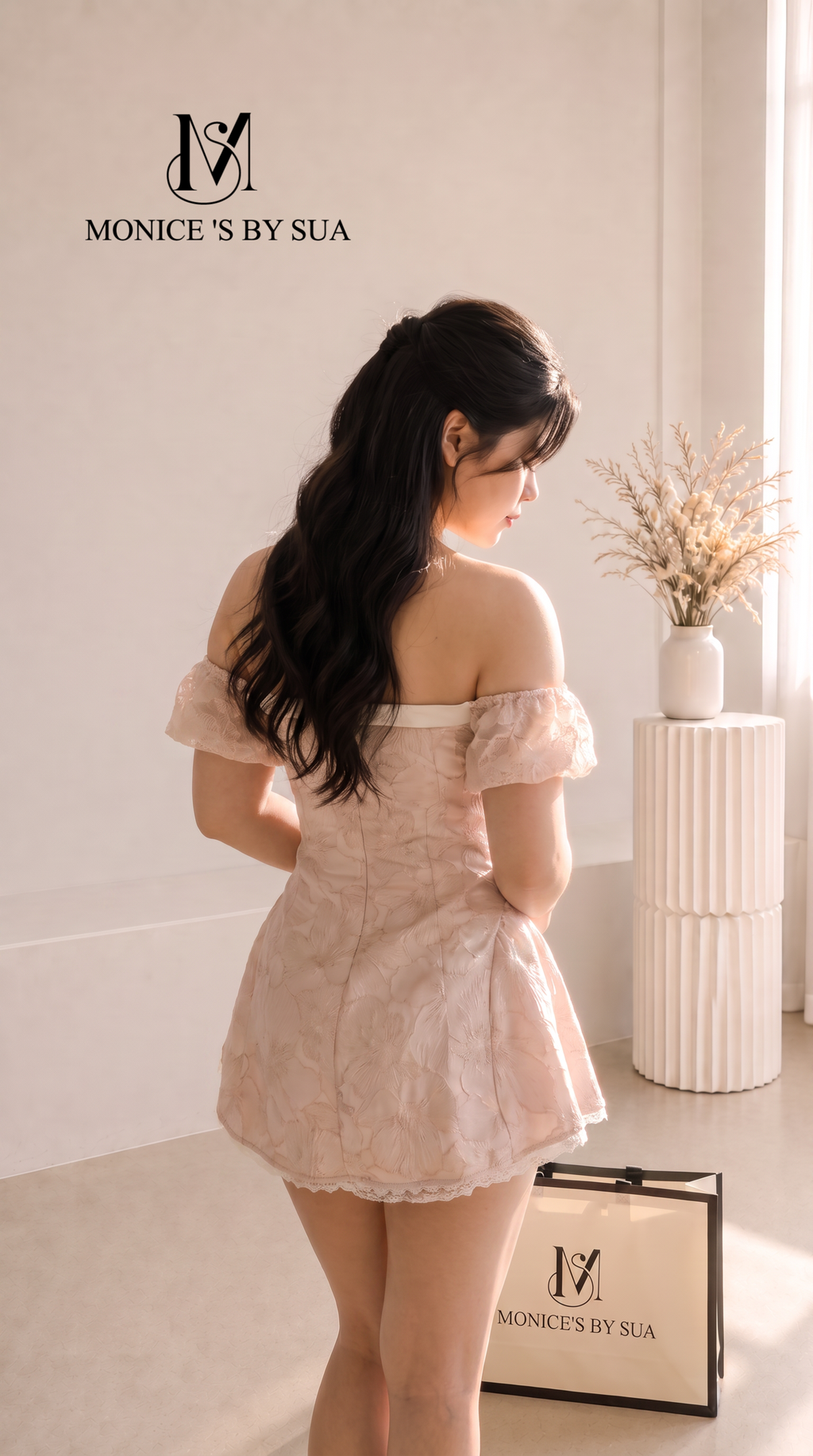 女模特背面半身摄影图_更丰满
