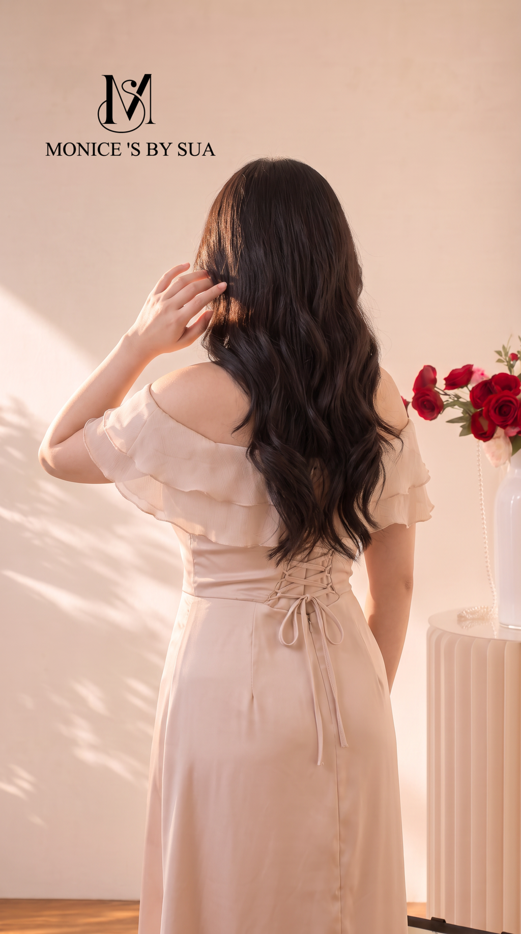 女模特半身背面近景照_手摸头发