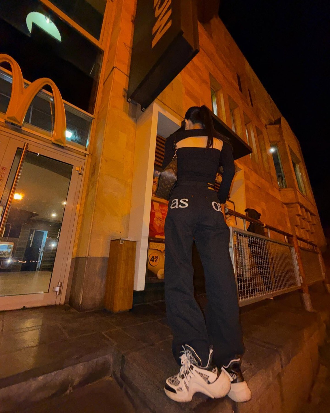 BCEC2CB9-C8B3-4A6A-88B4-E086956D2669