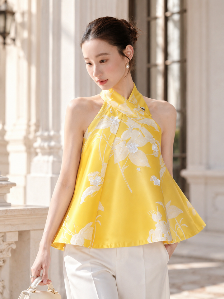 阳光下的黄色花卉礼服肖像