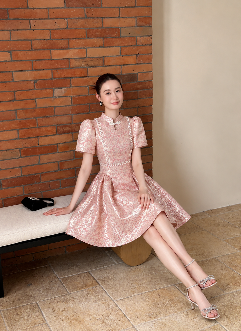 砖墙边的优雅粉色旗袍少女